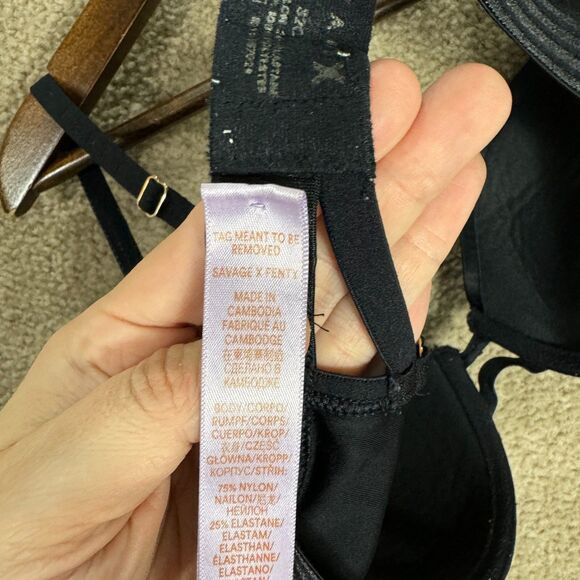 Savage X Fenty Core Microfiber T-Shirt Bra Size 32C Black Caviar Lightly Padded - Picture 7 of 9